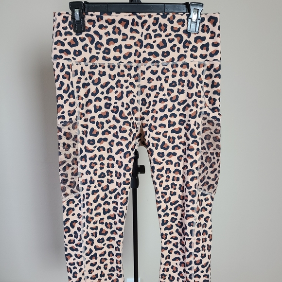 Fabletics leopard sports bra & legging set - Picture 2 of 7